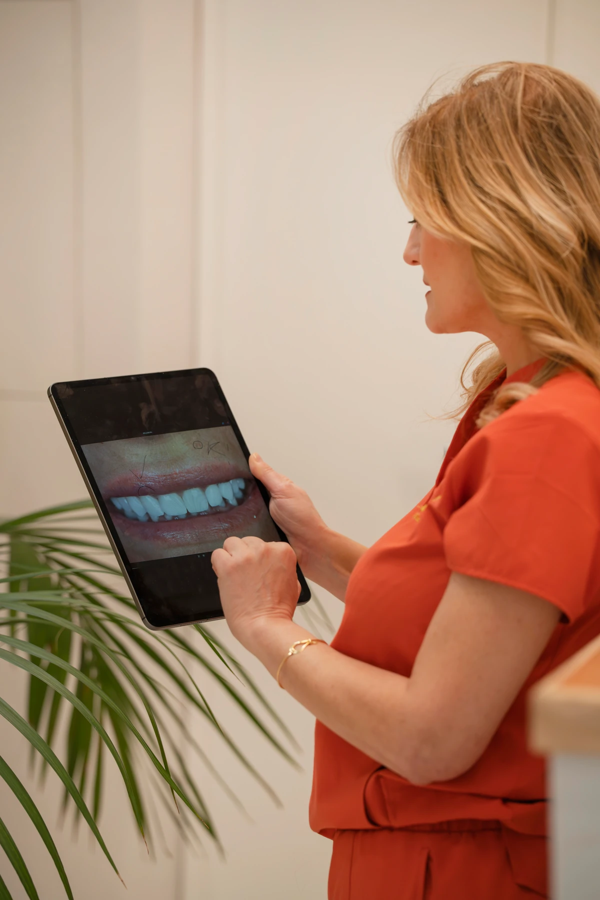 Osservazione di una fotografia del sorriso sul tablet